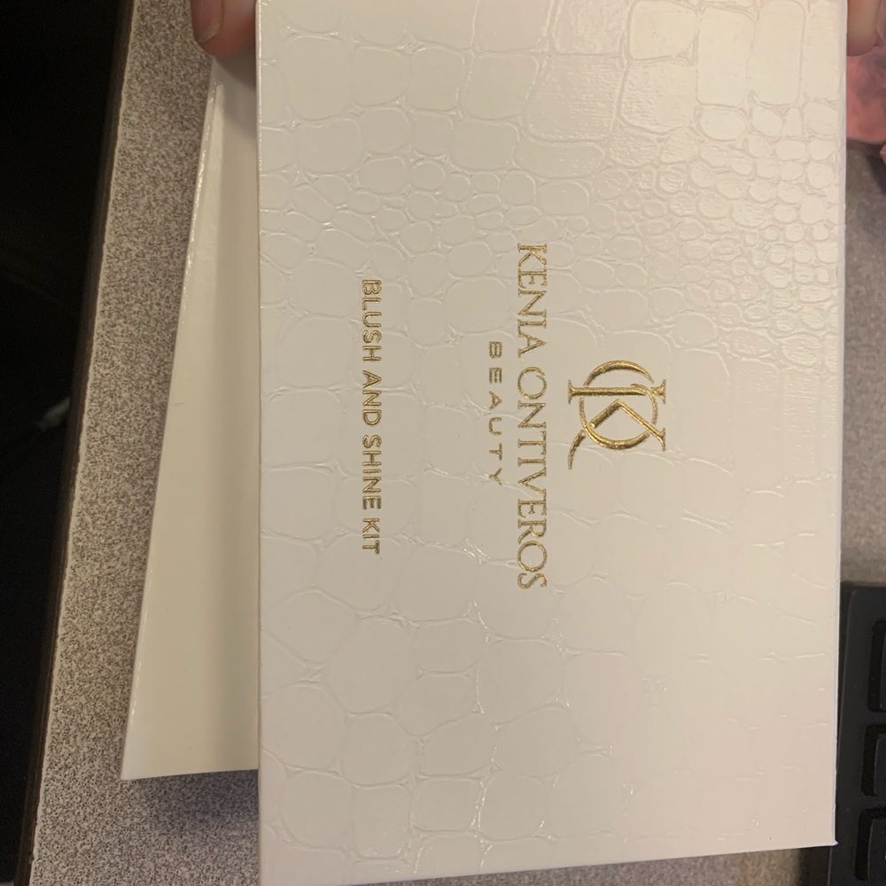 Kenia Ontiveros Beauty blush and Shine kit